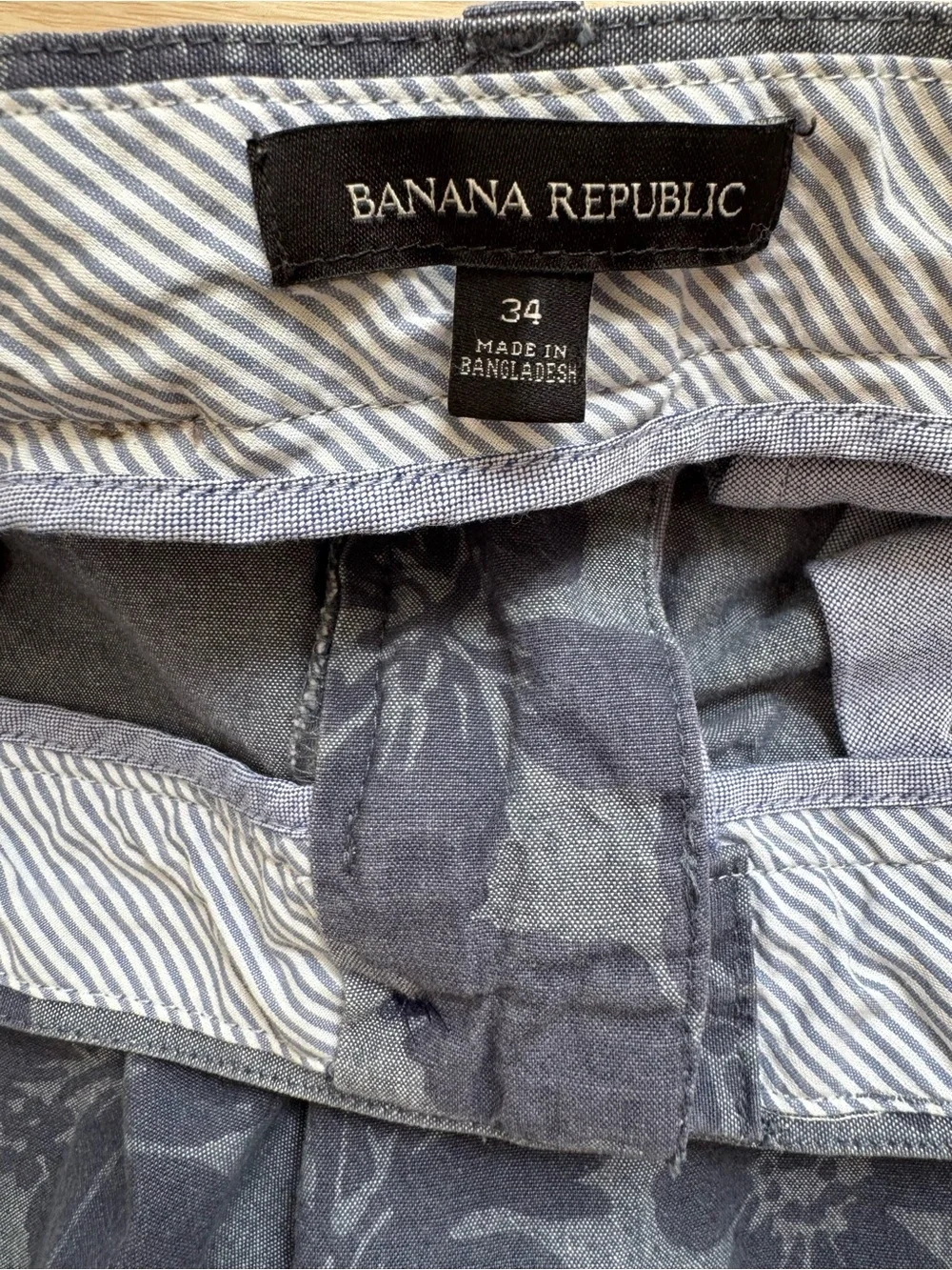 Banana Republic men’s size 34 gray navy tropical flower print chino style shorts